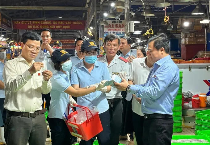 HĐND TP HCM khảo s&aacute;t về quản l&yacute; ATTP tại chợ đầu mối B&igrave;nh Điền (Ảnh: Minh Xu&acirc;n)