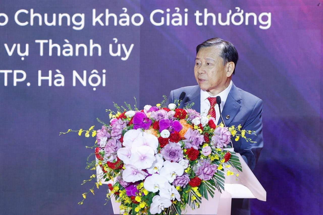TS. Nguyễn Văn Kh&ocirc;i, Th&agrave;nh vi&ecirc;n Hội đồng Tư vấn cải c&aacute;ch thủ tục h&agrave;nh ch&iacute;nh của Thủ tướng Ch&iacute;nh phủ, Chủ tịch Hiệp hội Bất động sản Việt Nam, Trưởng Ban chỉ đạo Giải thưởng, Chủ tịch Hội đồng Gi&aacute;m khảo Chung khảo Giải thưởng, nguy&ecirc;n Ủy vi&ecirc;n Ban Thường vụ Th&agrave;nh ủy, nguy&ecirc;n Ph&oacute; Chủ tịch UBND TP. H&agrave; Nội ph&aacute;t biểu khai mạc Lễ trao Giải thưởng Quốc gia Bất động sản Việt Nam lần thứ II.