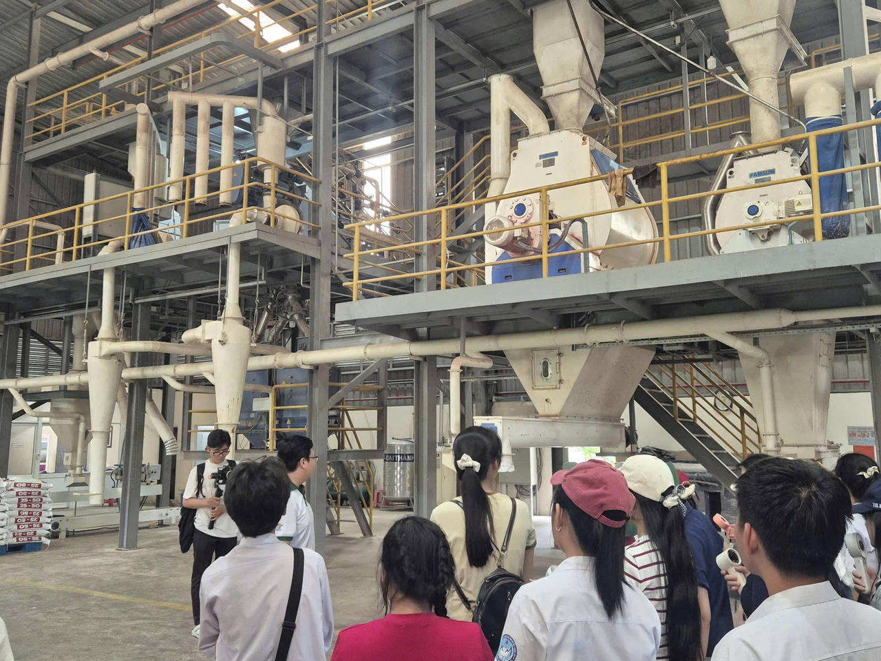 Người d&acirc;n sẽ c&oacute; nhiều cơ hội tiếp cận với thị trường việc l&agrave;m gi&aacute; trị gia tăng cao, m&ocirc;i trường l&agrave;m việc chuẩn quốc tế ngay tại qu&ecirc; nh&agrave;.
