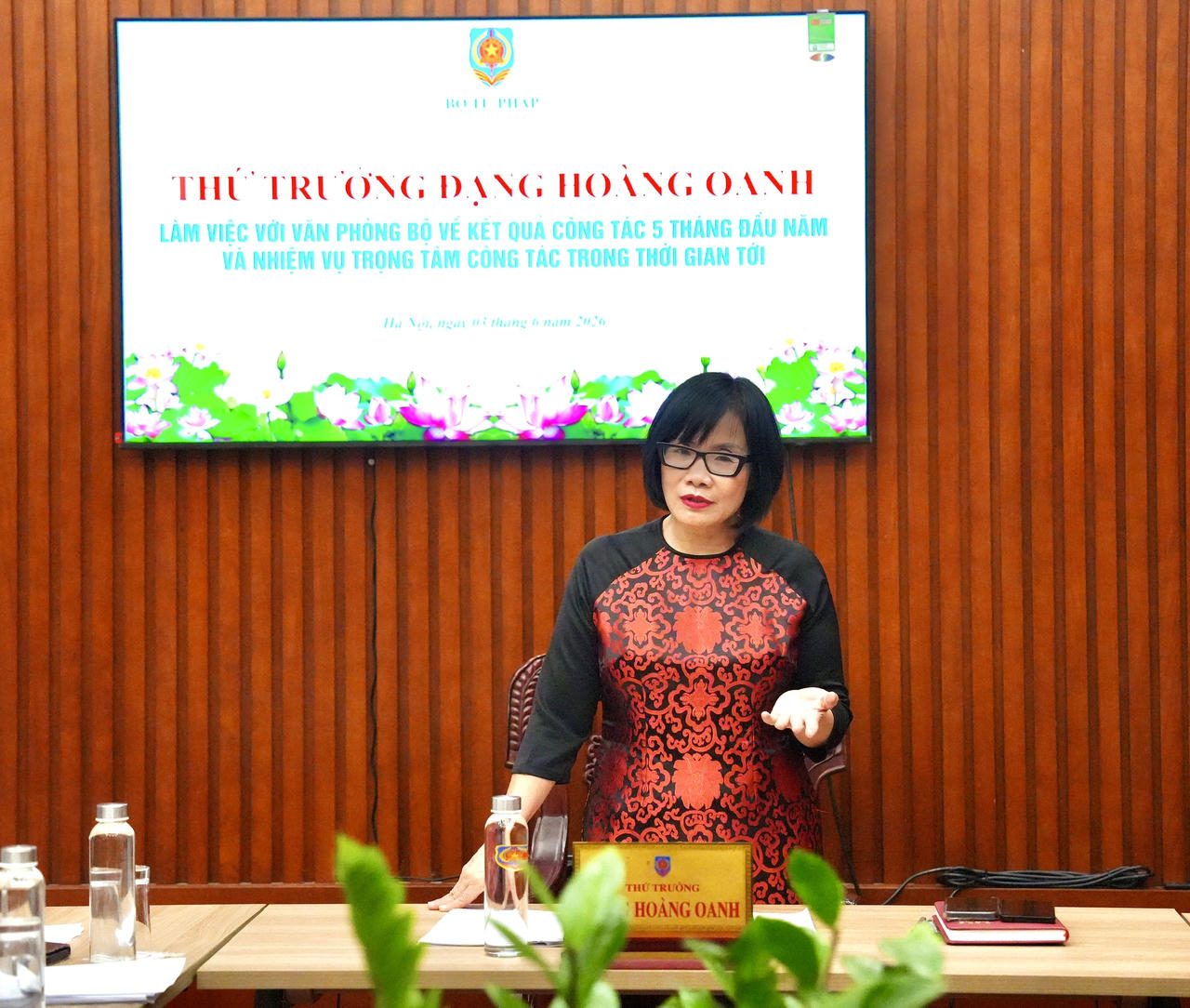 Thứ trưởng Đặng Ho&agrave;ng Oanh ph&aacute;t biểu.