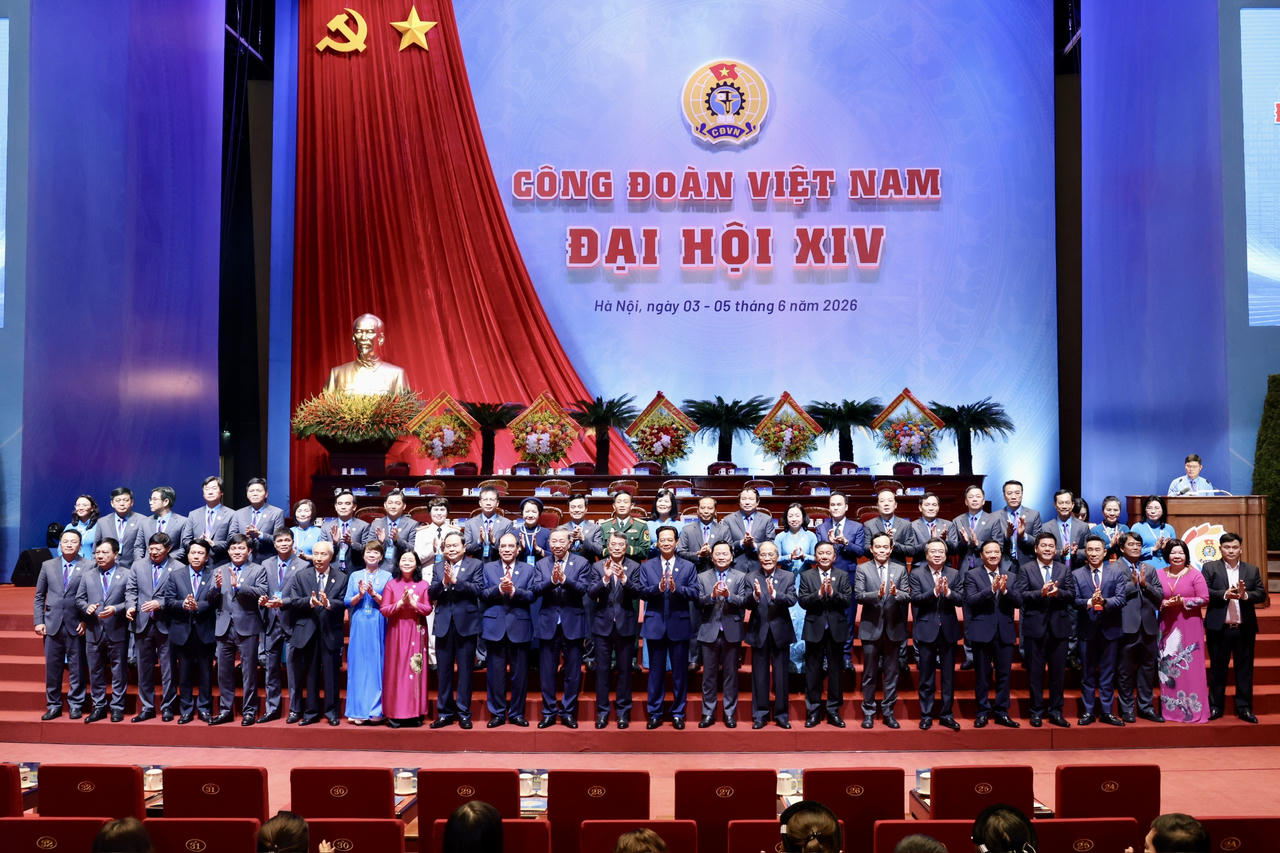 Tổng B&iacute; thư, Chủ tịch nước T&ocirc; L&acirc;m v&agrave; c&aacute;c đồng ch&iacute; l&atilde;nh đạo, nguy&ecirc;n l&atilde;nh đạo Đảng, Nh&agrave; nước ch&uacute;c mừng th&agrave;nh c&ocirc;ng Đại hội C&ocirc;ng đo&agrave;n Việt Nam XIV. (Ảnh PV)