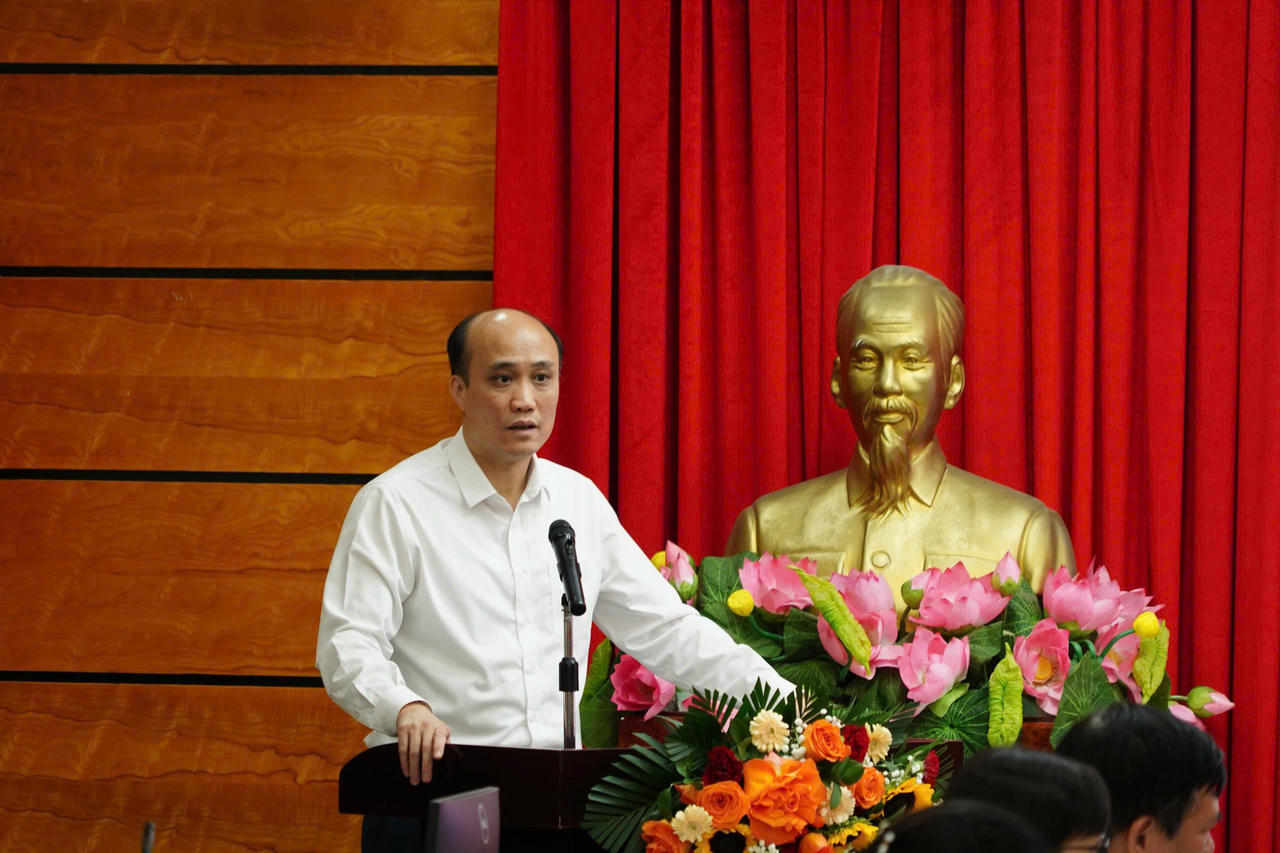 PGS.TS T&ocirc; Văn H&ograve;a, Hiệu trưởng Trường Đại học Luật H&agrave; Nội ph&aacute;t biểu tại buổi l&agrave;m việc.