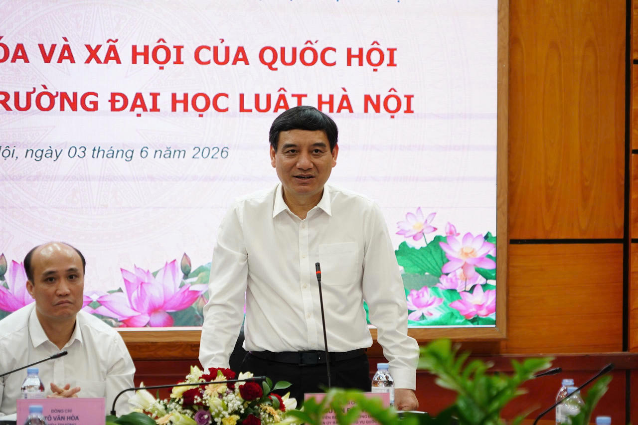&Ocirc;ng Nguyễn Đắc Vinh, Chủ nhiệm Ủy ban Văn h&oacute;a v&agrave; X&atilde; hội của Quốc hội ph&aacute;t biểu tại buổi l&agrave;m việc.