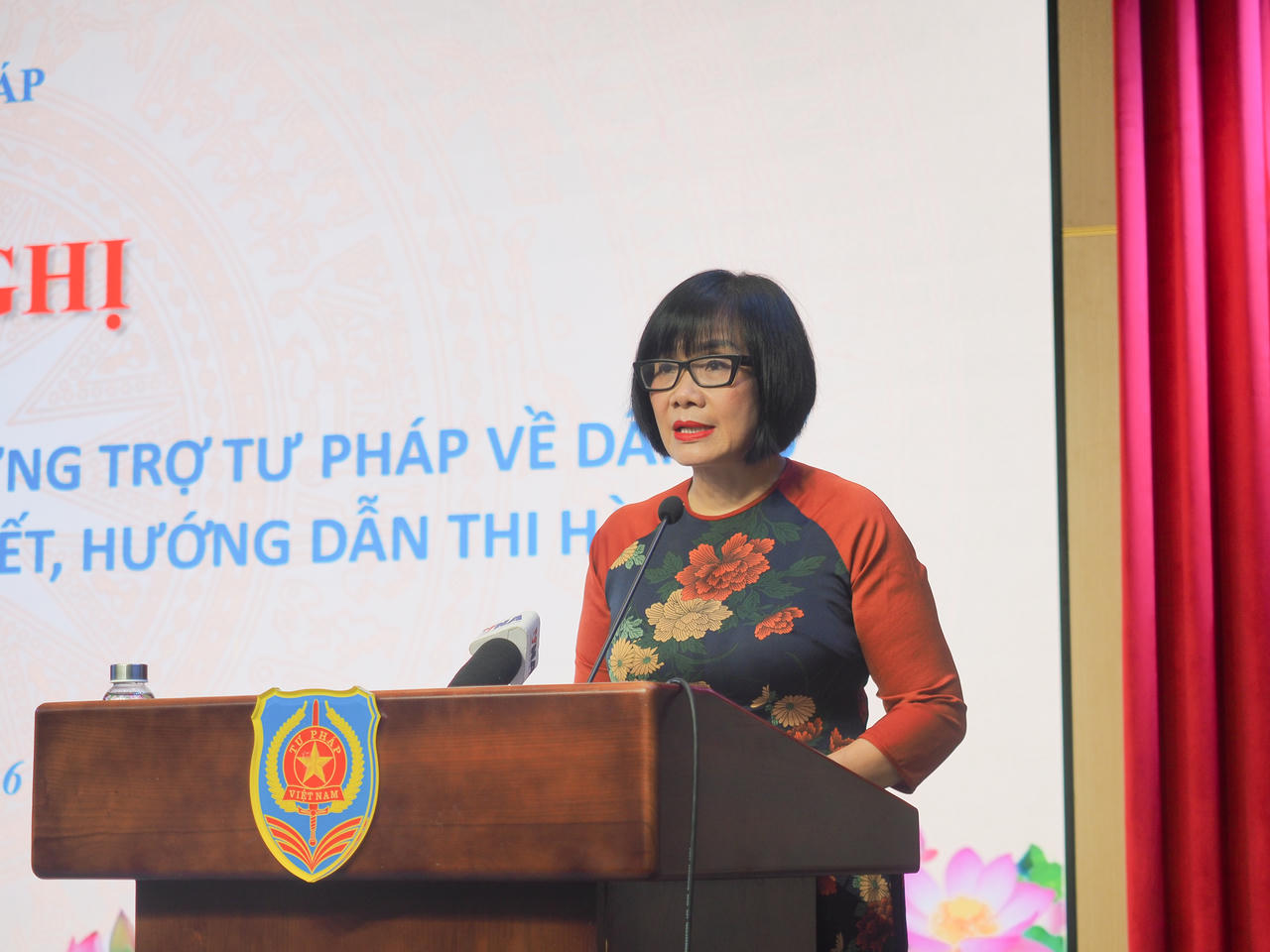 Thứ trưởng Đặng Ho&agrave;ng Oanh ph&aacute;t biểu khai mạc Hội nghị.