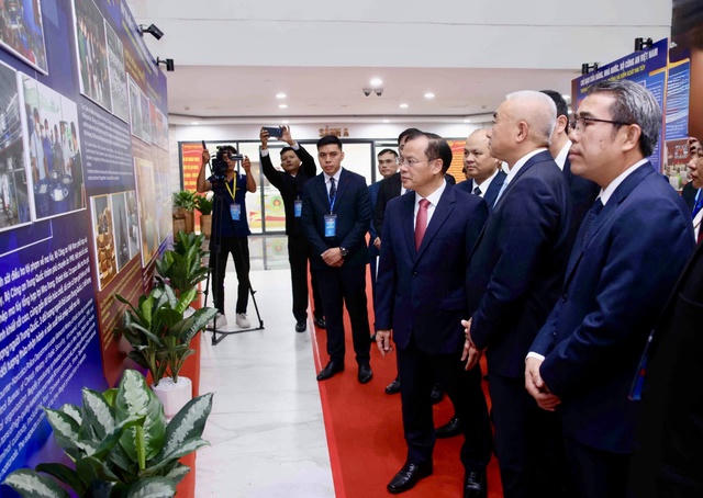 C&aacute;c đại biểu tham quan triển l&atilde;m tại Hội nghị.