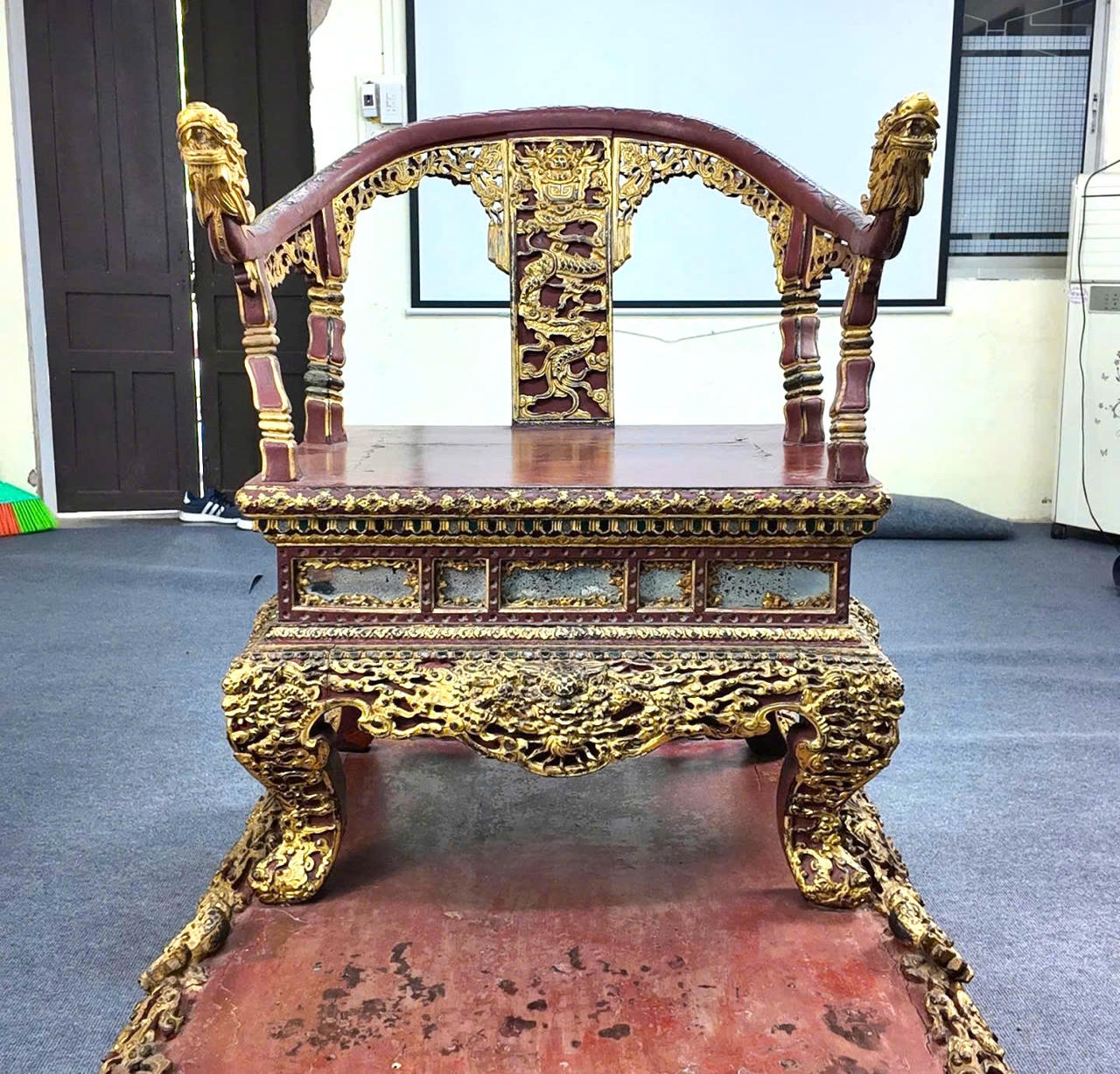 Ngai v&agrave;ng triều Nguyễn sau khi bị kh&aacute;ch tham quan bẻ g&atilde;y đ&atilde; được phục chế lại nguy&ecirc;n trạng&nbsp;