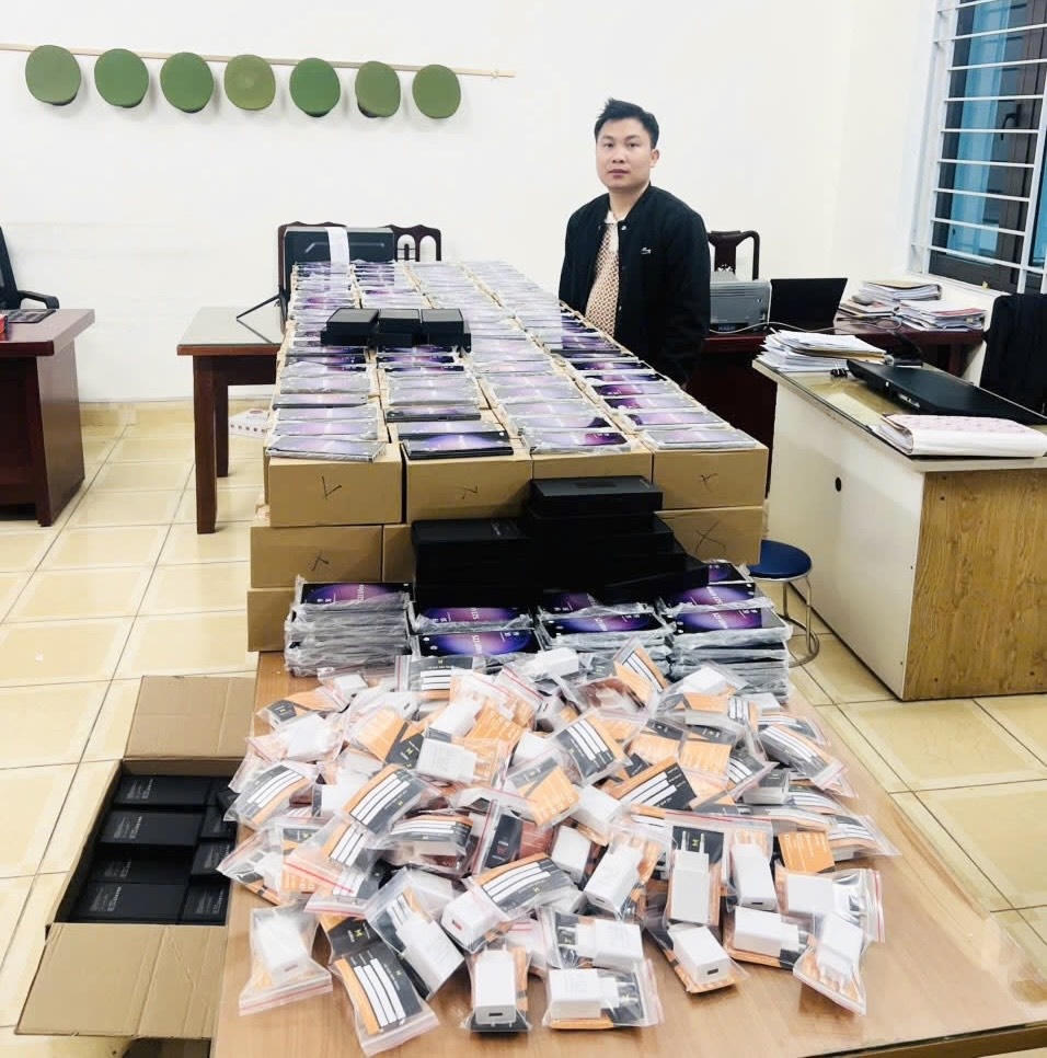 Khởi tố 3 đối tượng buôn bán điện thoại Samsung giả với tổng giá trị tương đương hơn 6 tỷ đồng