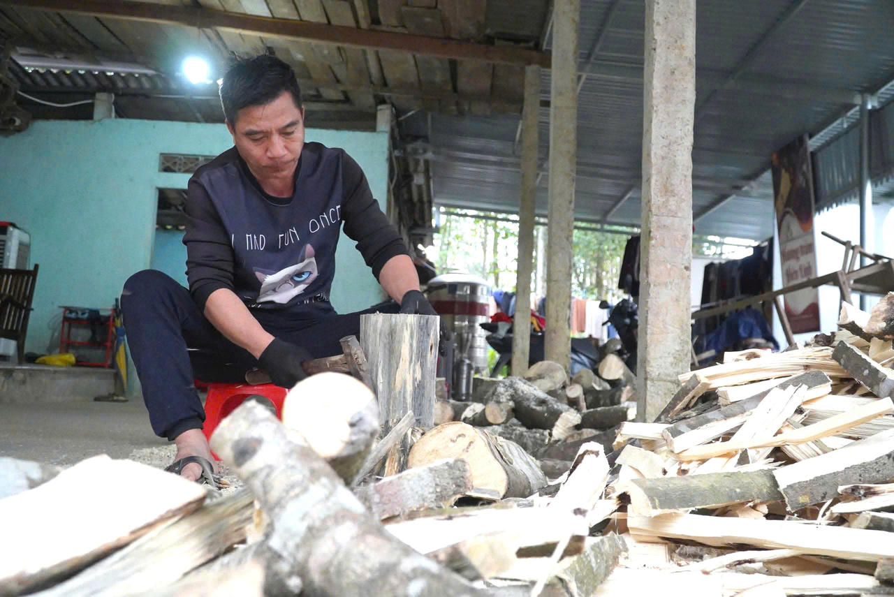 Những người thợ vẫn ng&agrave;y ng&agrave;y cặm cụi b&ecirc;n c&aacute;c khối gỗ d&oacute;