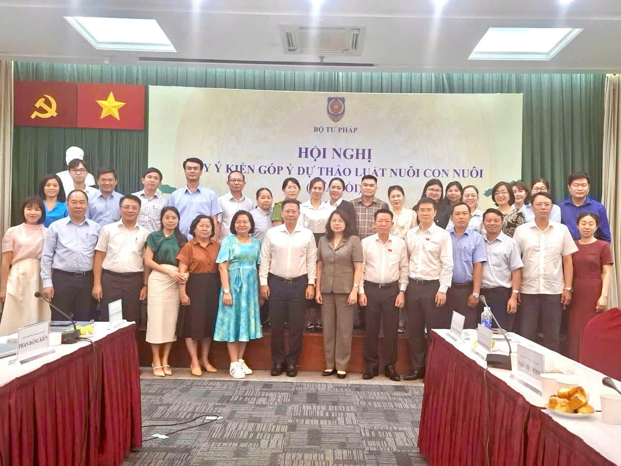 C&aacute;c đại biểu tham dự hội nghị g&oacute;p &yacute; sửa đổi, bổ sung Luật Nu&ocirc;i con nu&ocirc;i chụp h&igrave;nh lưu niệm (Ảnh: B&ugrave;i Y&ecirc;n).