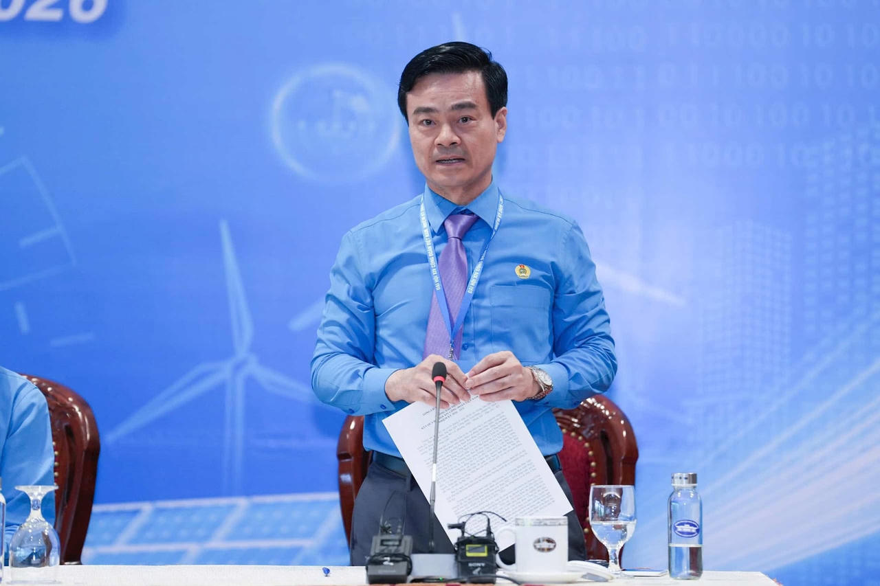 &Ocirc;ng L&ecirc; Văn Nghĩa, Ph&oacute; Chủ tịch Tổng LĐLĐVN kh&oacute;a XIV trả lời b&aacute;o ch&iacute; tại họp b&aacute;o.