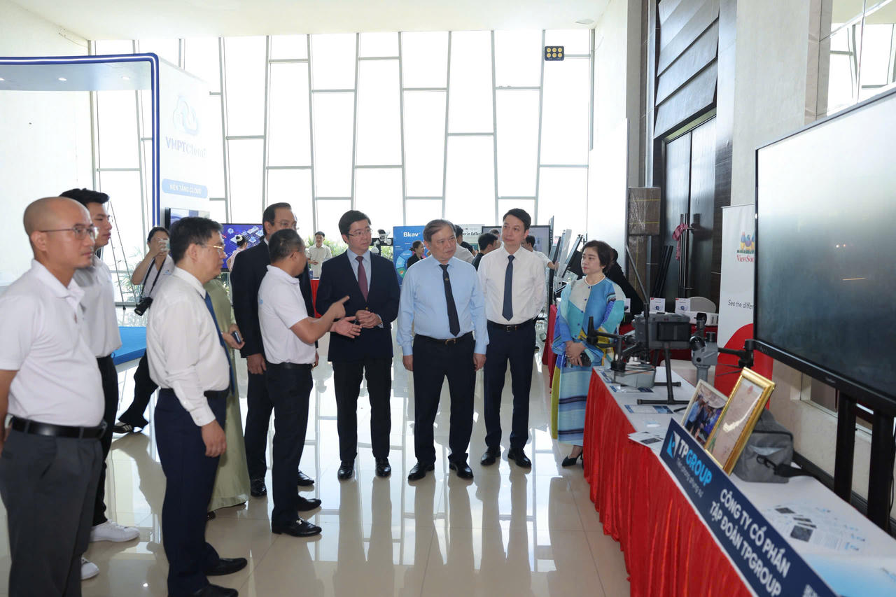 C&aacute;c đại biểu tham quan c&aacute;c gian h&agrave;ng.