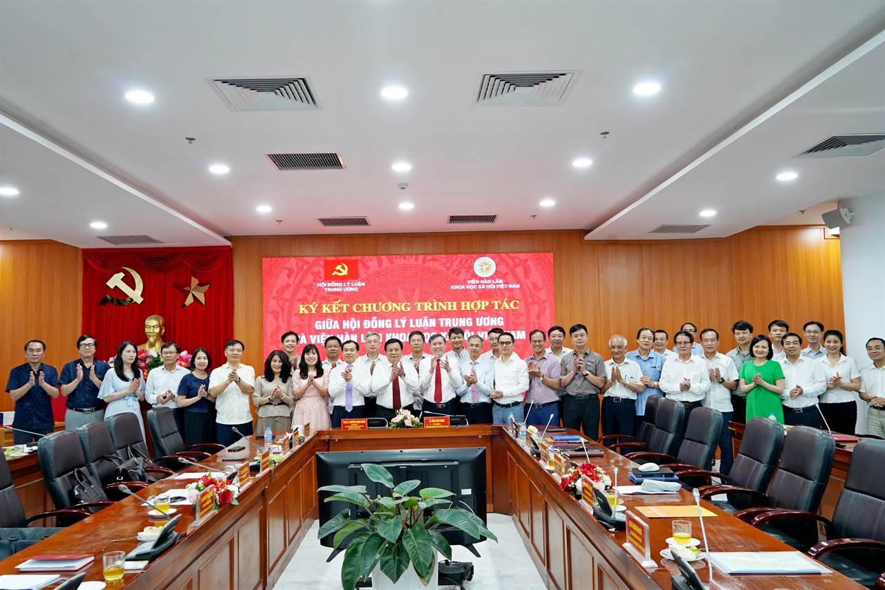 C&aacute;c đại biểu tham dự chụp ảnh lưu niệm.