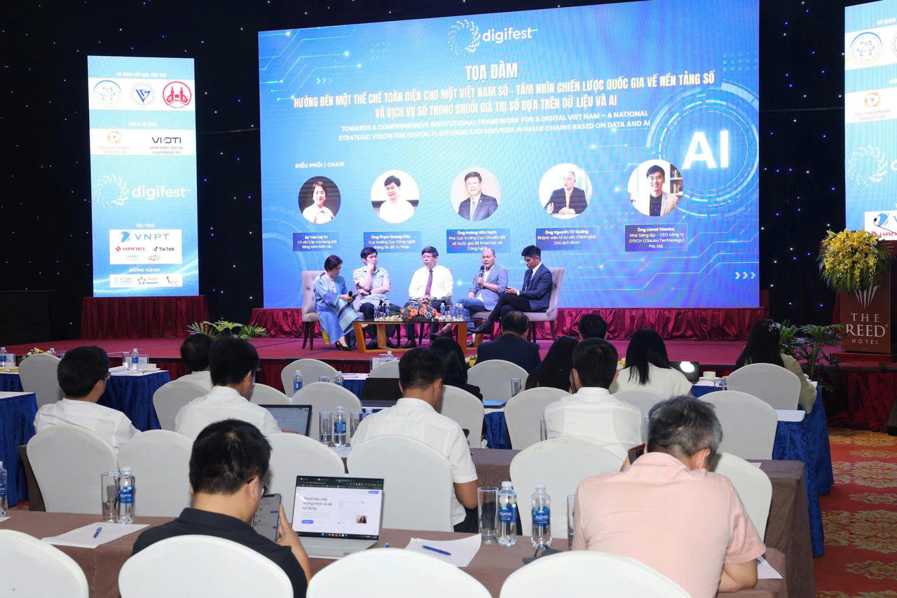 C&aacute;c chuy&ecirc;n gia Số tham gia tọa đ&agrave;m tại Diễn đ&agrave;n.