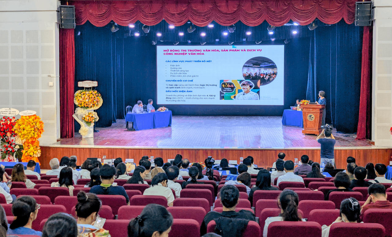 C&aacute;c đại biểu tr&igrave;nh b&agrave;y tham luận tại Hội thảo.