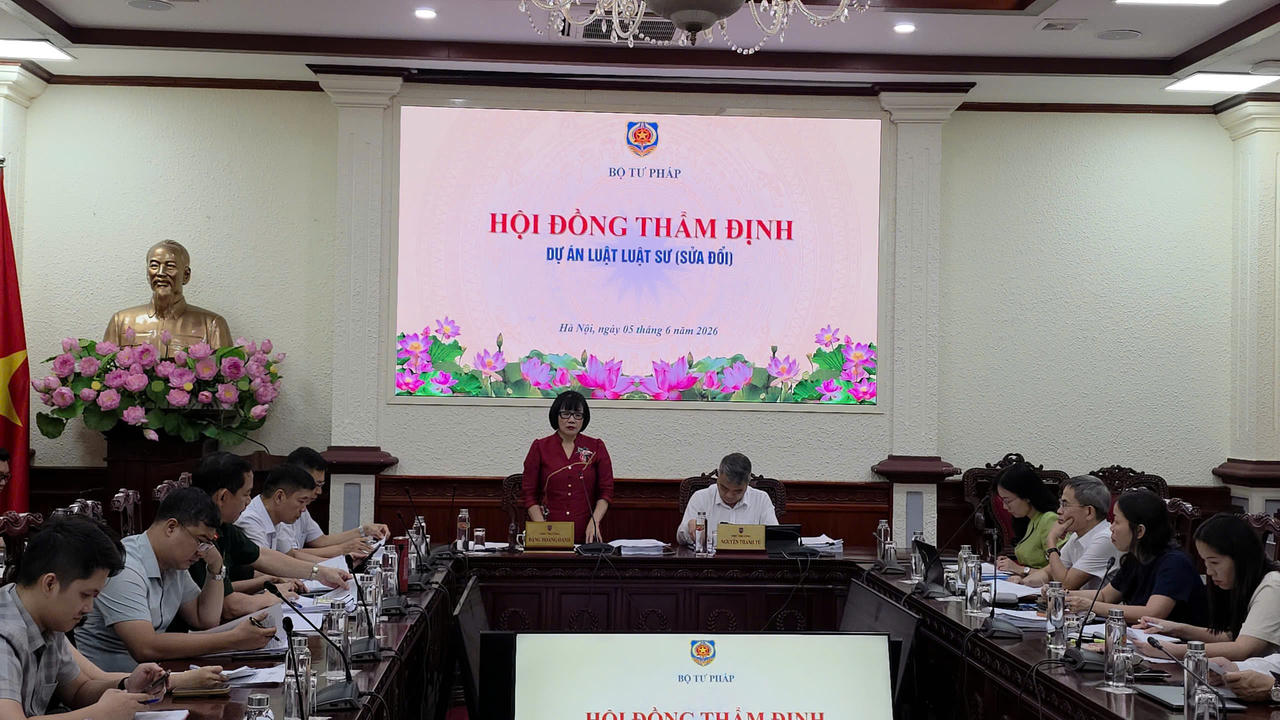 Thứ trưởng Đặng Ho&agrave;ng Oanh ph&aacute;t biểu khai mạc cuộc họp.