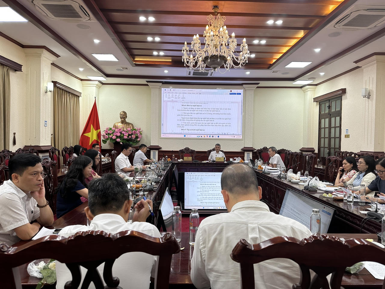 Thứ trưởng Bộ Tư ph&aacute;p Nguyễn Thanh T&uacute; chủ tr&igrave; cuộc l&agrave;m việc với c&aacute;c cơ quan, đơn vị, tổ soạn thảo, chuy&ecirc;n gia để ho&agrave;n thiện dự thảo Luật Luật sư (sửa đổi) sau thẩm định. Ảnh: PV