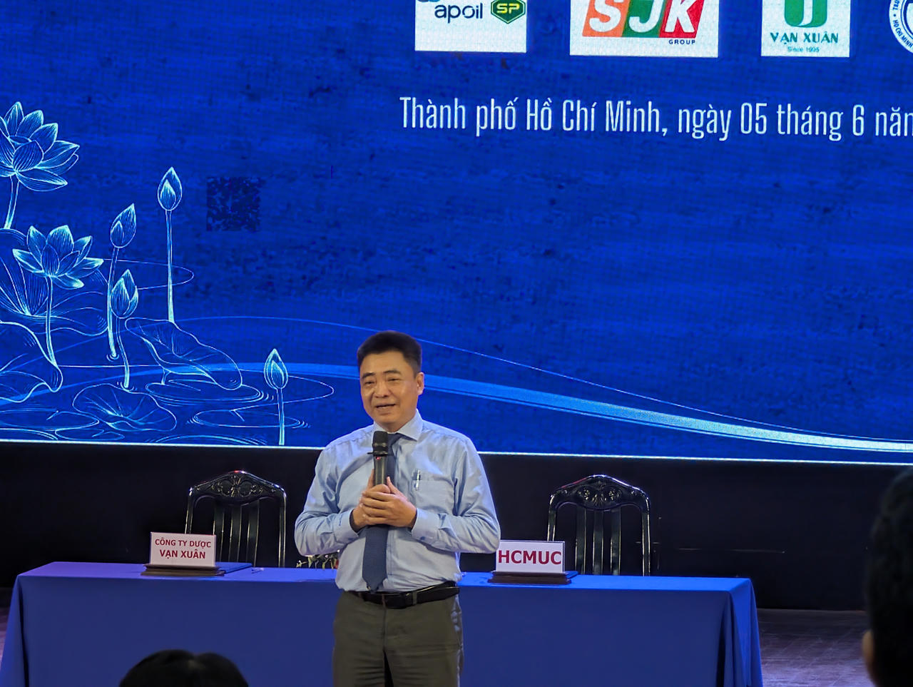 PGS.TS L&acirc;m Nh&acirc;n, Hiệu trưởng Trường ĐH Văn h&oacute;a TP Hồ Ch&iacute; Minh trao đổi c&ugrave;ng c&aacute;c đại biểu tại Hội thảo.