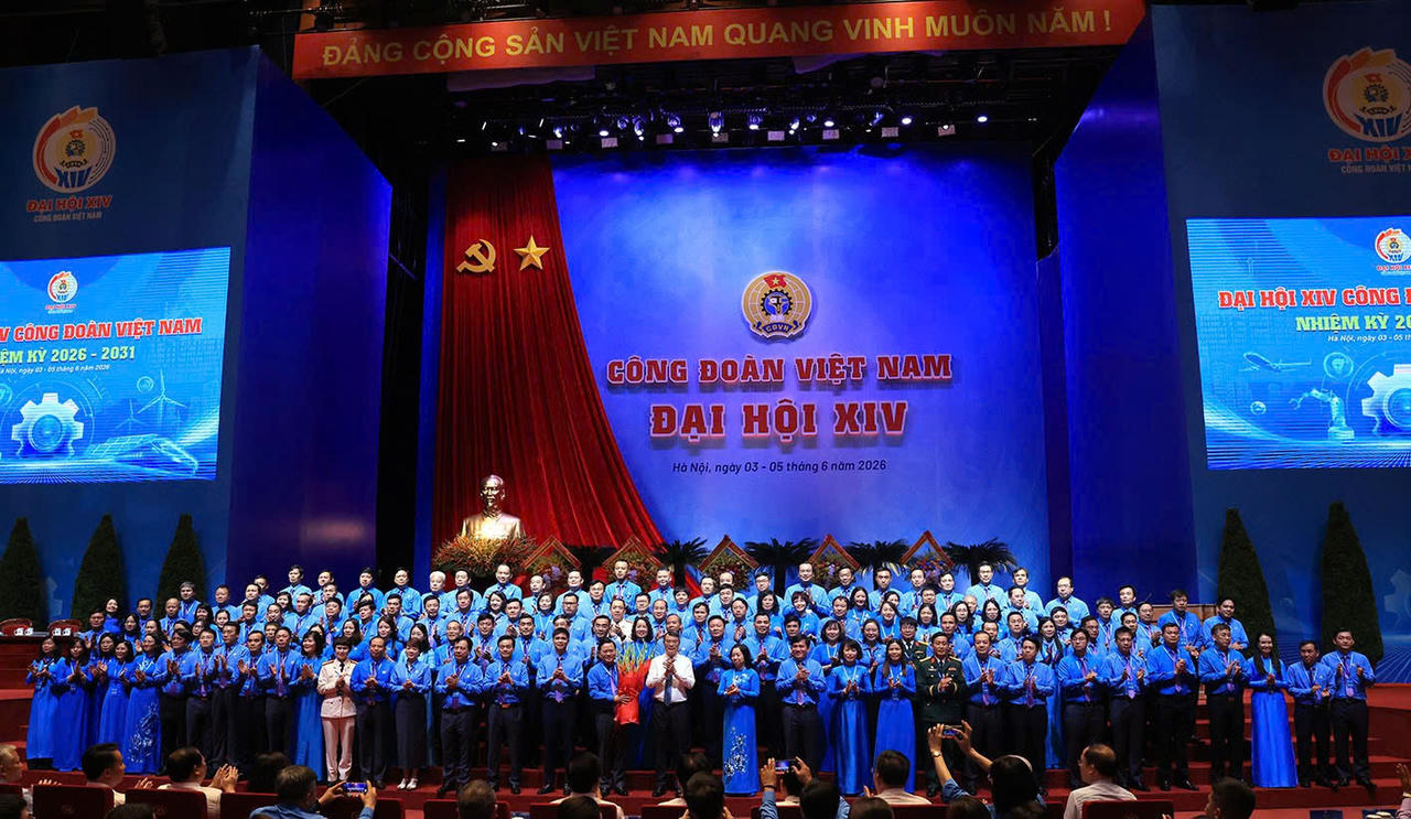 Thay mặt l&atilde;nh đạo Đảng, Nh&agrave; nước, Thủ tướng Ch&iacute;nh phủ L&ecirc; Minh Hưng tặng hoa ch&uacute;c mừng Ban Chấp h&agrave;nh Tổng Li&ecirc;n đo&agrave;n Lao động Việt Nam kh&oacute;a XIV.