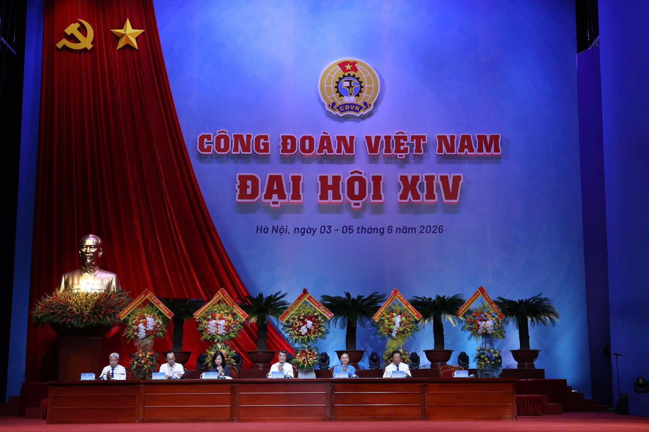Thủ tướng Ch&iacute;nh phủ L&ecirc; Minh Hưng dự Chương tr&igrave;nh trao đổi, thảo luận với đại biểu dự Đại hội XIV C&ocirc;ng đo&agrave;n Việt Nam, với chủ đề 'C&ocirc;ng đo&agrave;n Việt Nam đồng h&agrave;nh với Ch&iacute;nh phủ n&acirc;ng cao năng suất lao động, thực hiện mục ti&ecirc;u tăng trưởng hai con số'.