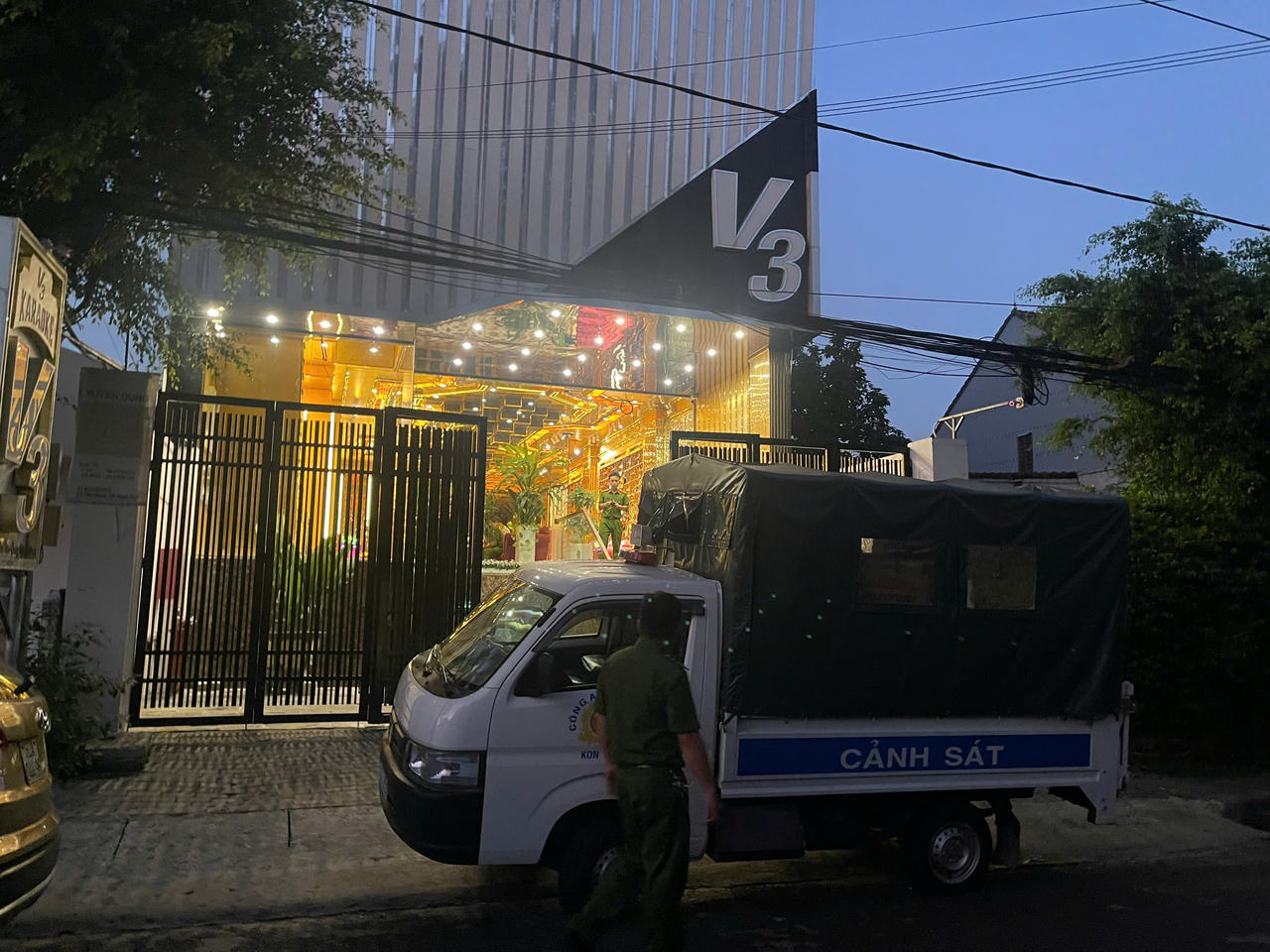 Lực lượng C&ocirc;ng an tiến h&agrave;nh kiểm tra, thu thập t&agrave;i liệu tại cơ sở karaoke để điều tra li&ecirc;n quan đến h&agrave;nh vi trốn thuế.