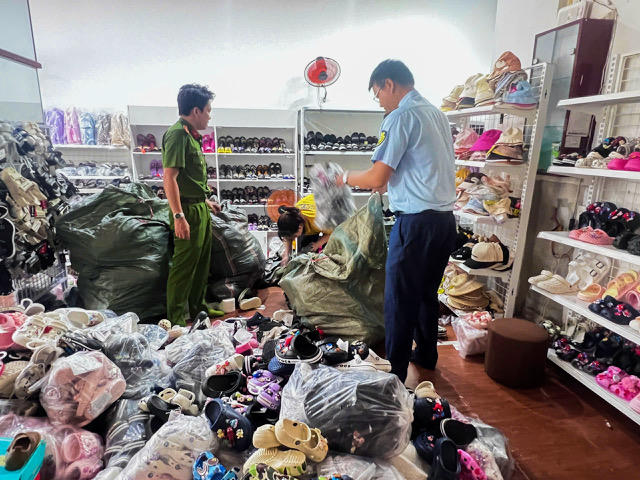 Cơ quan chức năng kiểm tra c&aacute;c cơ sở.