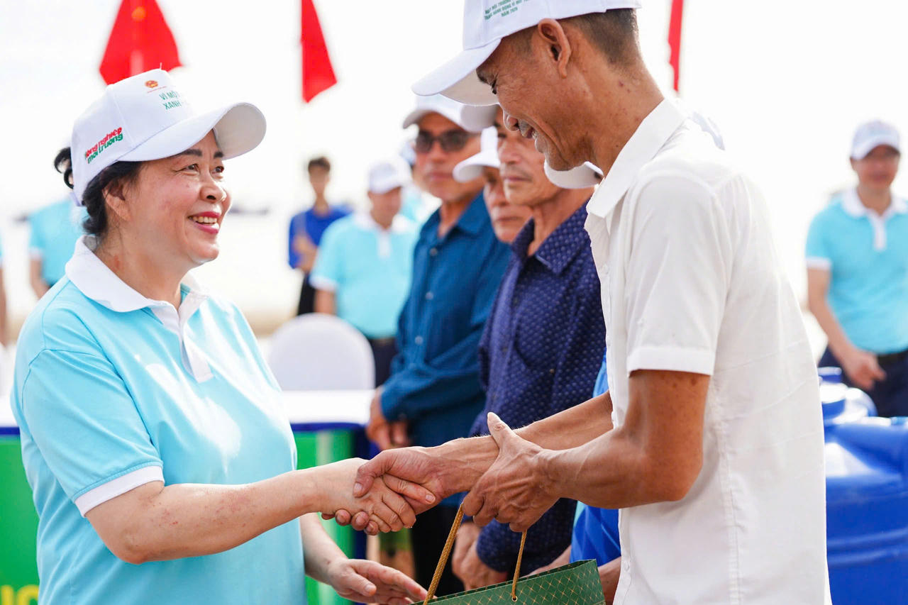 Ban tổ chức thăm hỏi ngư d&acirc;n v&agrave;&nbsp; trao tặng&nbsp; xe đạp cho con em ngư d&acirc;n l&agrave; học sinh ngh&egrave;o vượt kh&oacute;