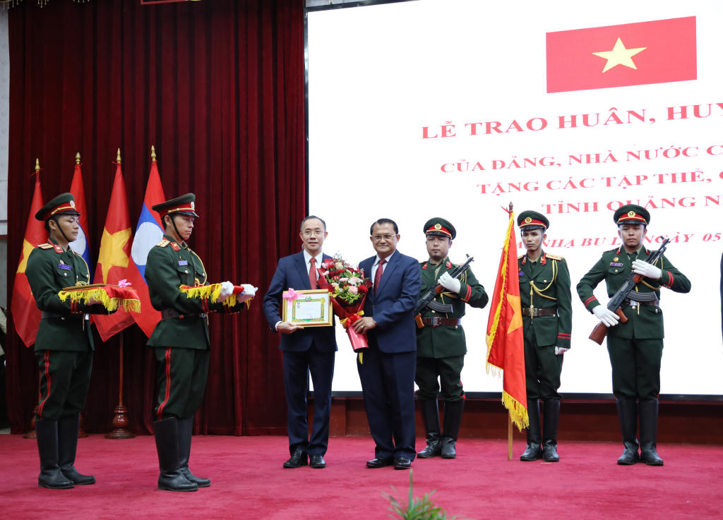 Tỉnh Quảng Ninh đón nhận Huân chương Lao động hạng Nhất tại Lào