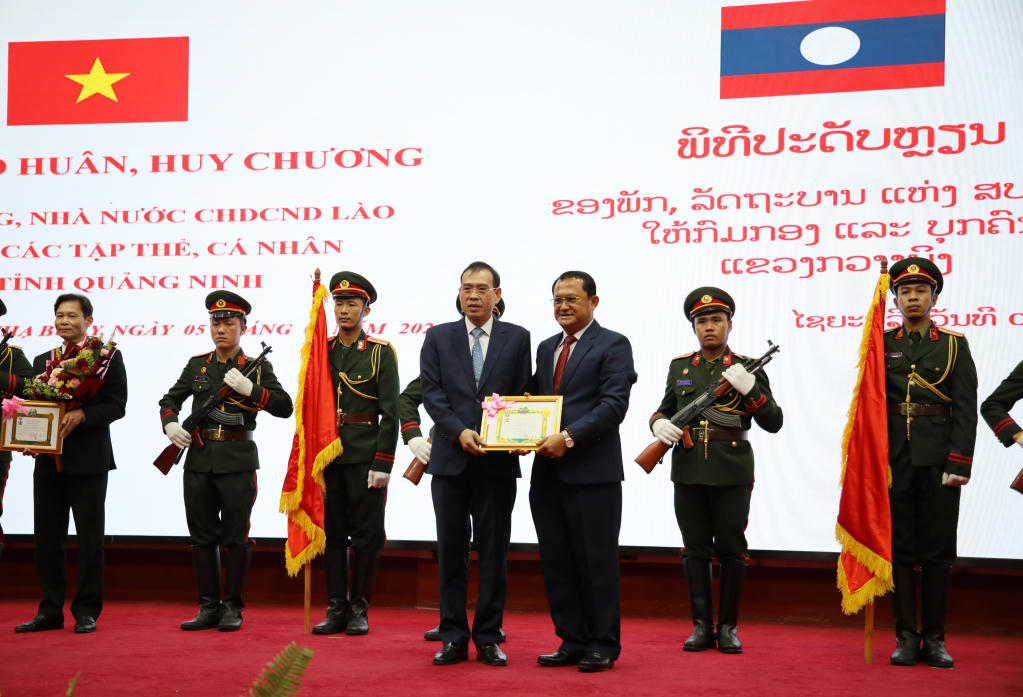 Tỉnh Quảng Ninh đón nhận Huân chương Lao động hạng Nhất tại Lào