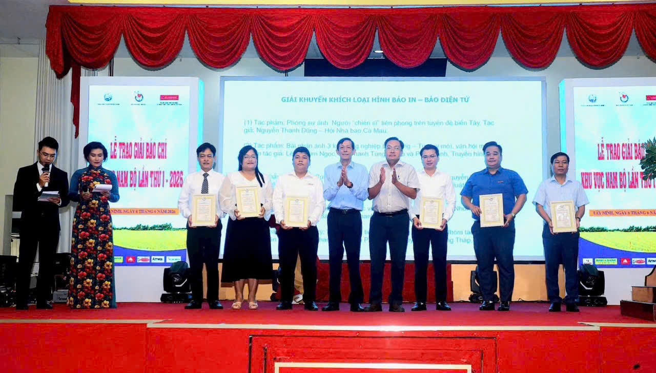 Ban tổ chức trao giải cho đại diện nh&oacute;m ph&oacute;ng vi&ecirc;n B&aacute;o Ph&aacute;p luật Việt Nam v&agrave; c&aacute;c t&aacute;c giả đạt giải.