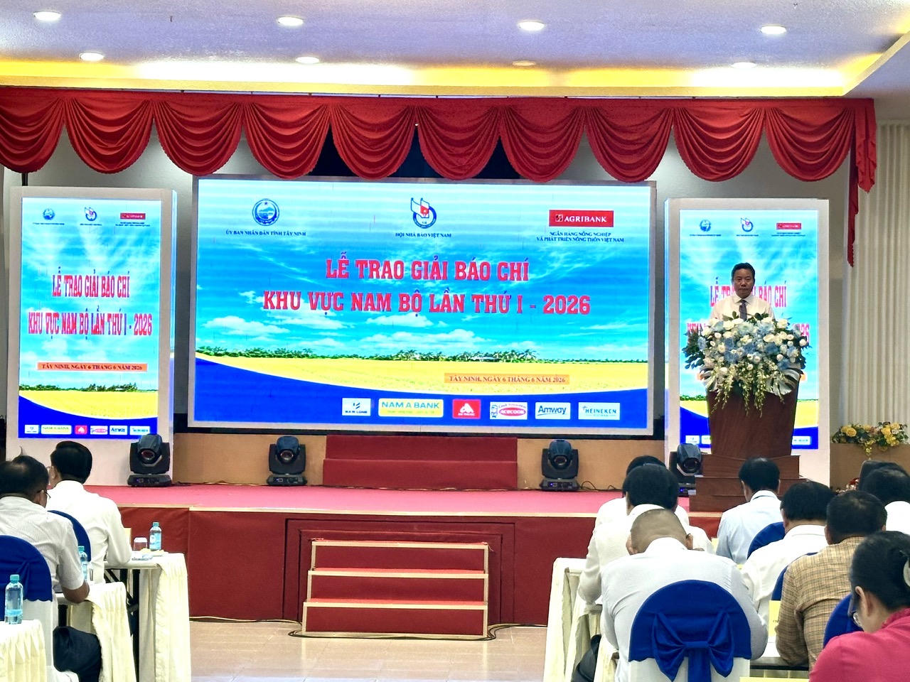 L&atilde;nh đạo tỉnh T&acirc;y Ninh ph&aacute;t biểu tại buổi lễ.
