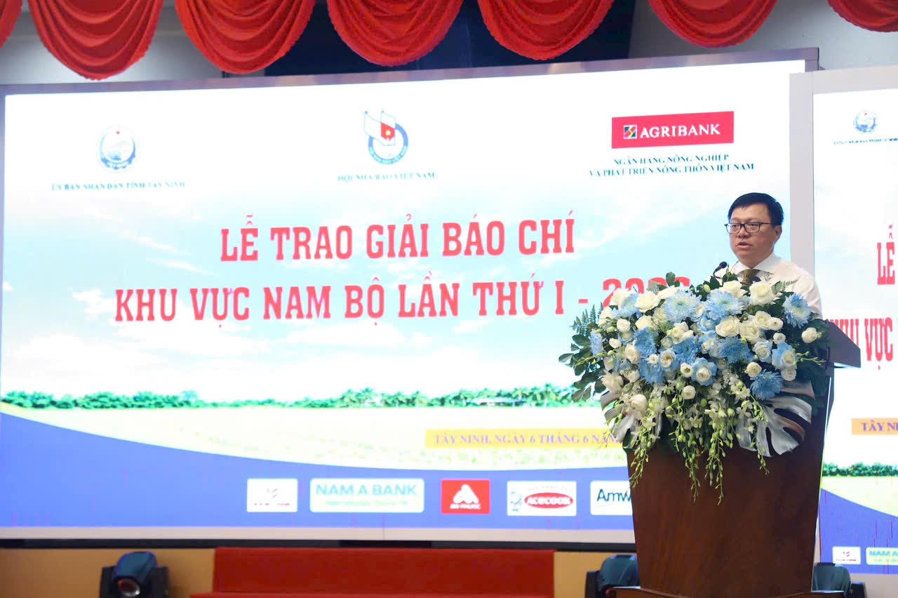 Nh&agrave;&nbsp;b&aacute;o L&ecirc; Quốc Minh - Ủy vi&ecirc;n Trung ương Đảng, Ủy vi&ecirc;n Ban Thường vụ Đảng ủy c&aacute;c cơ quan Đảng Trung ương, Tổng Bi&ecirc;n tập B&aacute;o Nh&acirc;n D&acirc;n, Ph&oacute; Trưởng Ban Tuy&ecirc;n gi&aacute;o v&agrave; D&acirc;n vận Trung ương, Chủ tịch Hội Nh&agrave; b&aacute;o Việt Nam ph&aacute;t biểu tại buổi lễ.