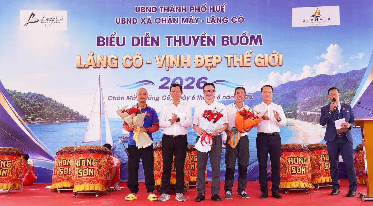 Ấn tượng m&agrave;n tr&igrave;nh diễn thuyền buồm tr&ecirc;n Vịnh Lăng C&ocirc;