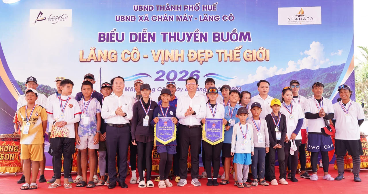 Ấn tượng m&agrave;n tr&igrave;nh diễn thuyền buồm tr&ecirc;n Vịnh Lăng C&ocirc;