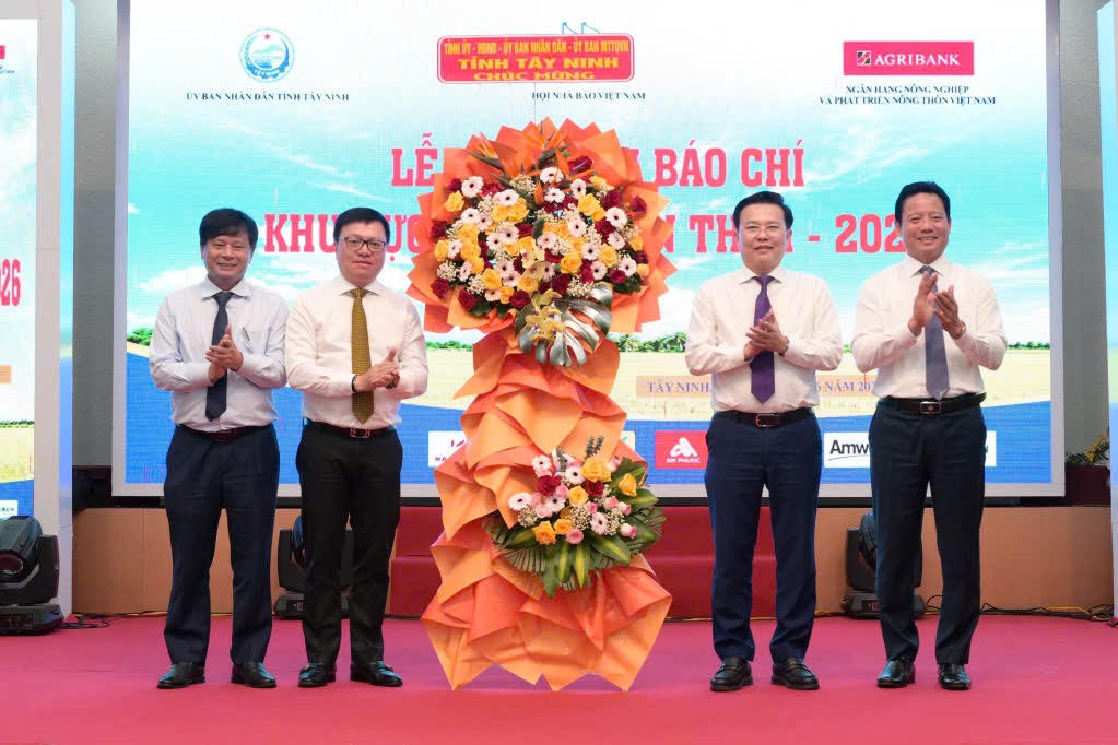 L&atilde;nh đạo tỉnh T&acirc;y Ninh tặng hoa ch&uacute;c mừng Chủ tịch v&agrave; Ph&oacute; Chủ tịch Hội nh&agrave; b&aacute;o Việt Nam.
