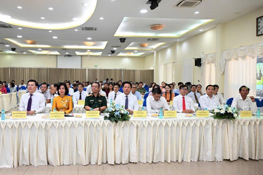 C&aacute;c đại biểu tham dự buổi lễ.