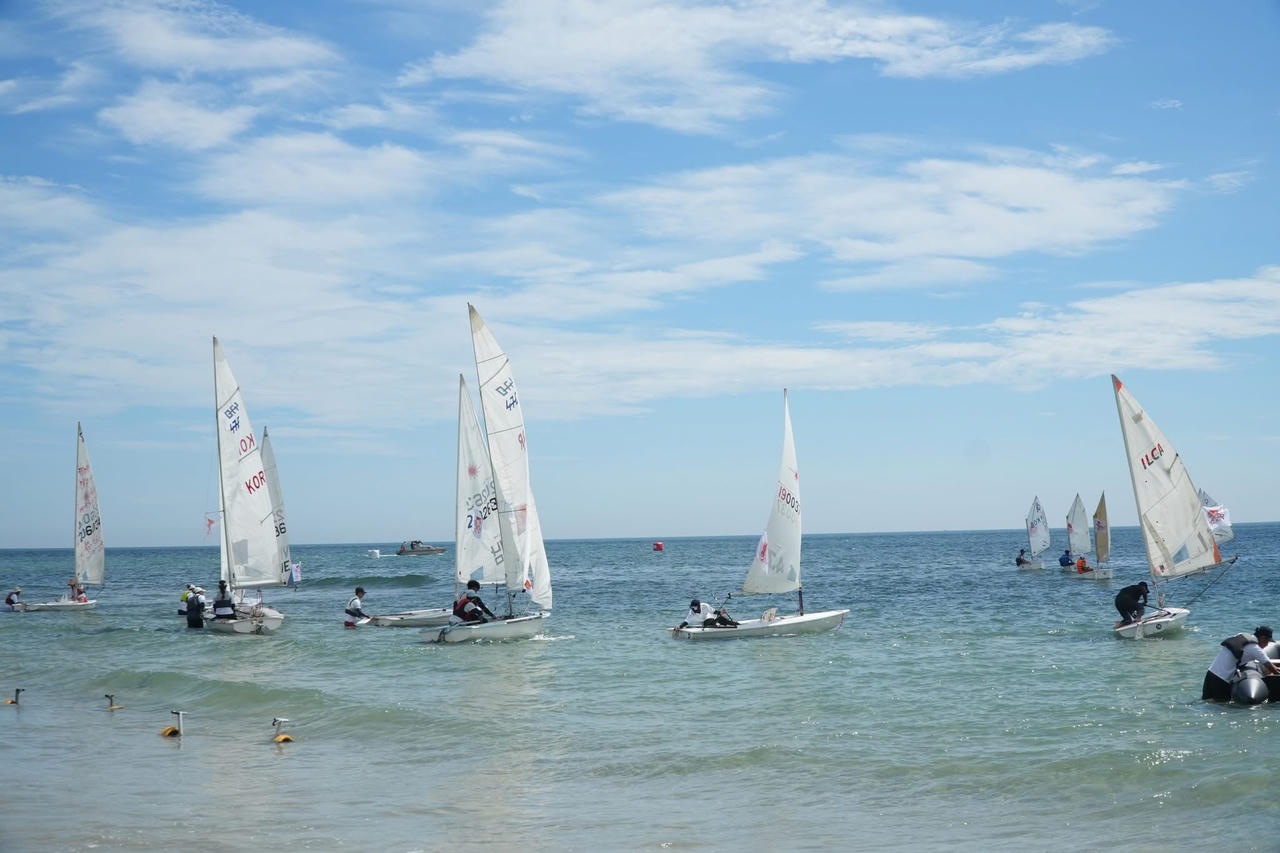 Ấn tượng màn trình diễn thuyền buồm trên Vịnh Lăng Cô