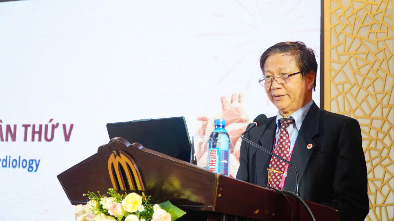 GS.TS Huỳnh Văn Minh, Chủ tịch Hội Tim mạch TP Huế ph&aacute;t biểu tại Hội nghị.