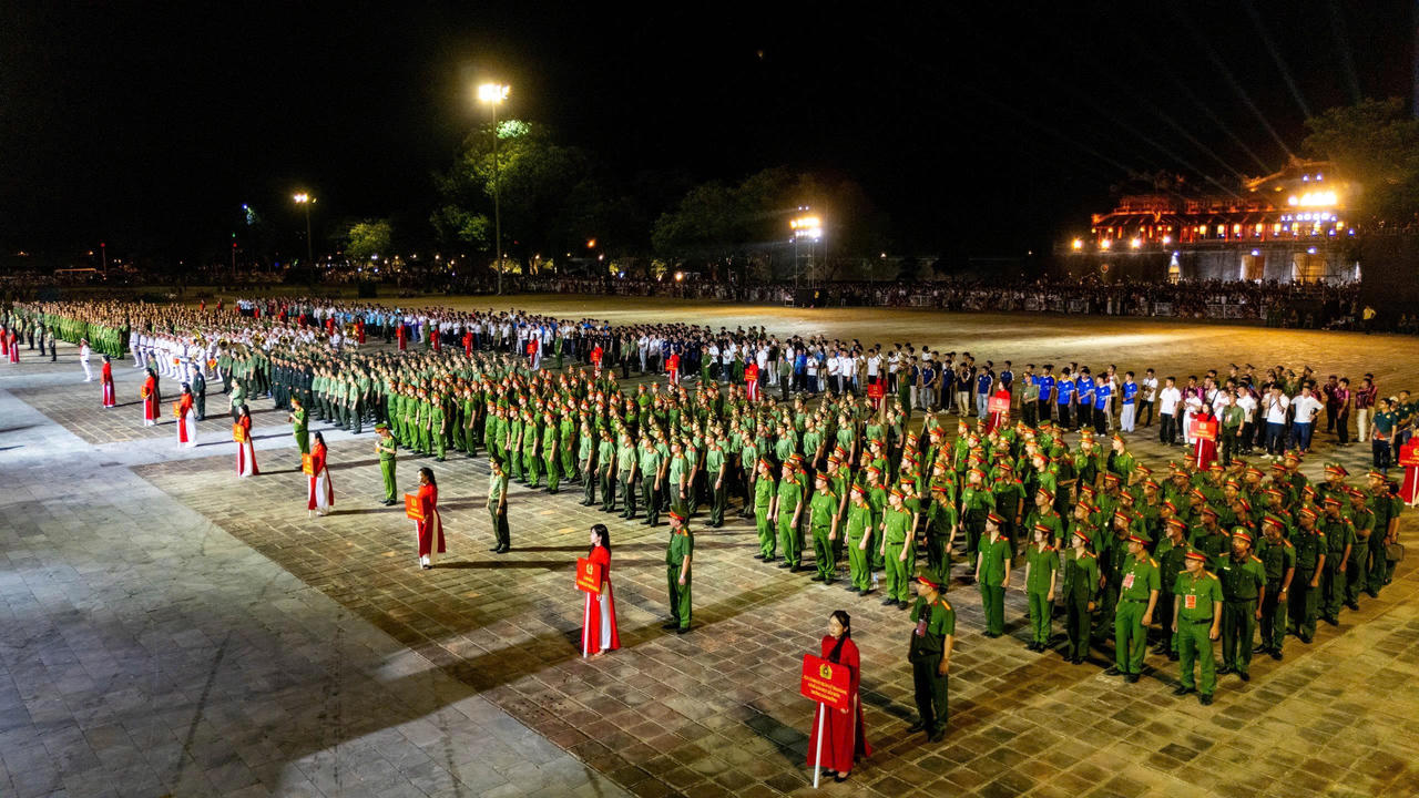 S&ocirc;i động đ&ecirc;m khai mạc Hội thao qu&acirc;n sự, v&otilde; thuật v&agrave; thể thao C&ocirc;ng an nh&acirc;n d&acirc;n năm 2026