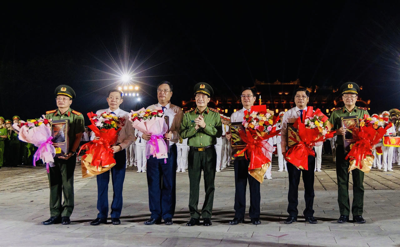 L&atilde;nh đạo Bộ C&ocirc;ng an tặng hoa cho l&atilde;nh đạo TP Huế.