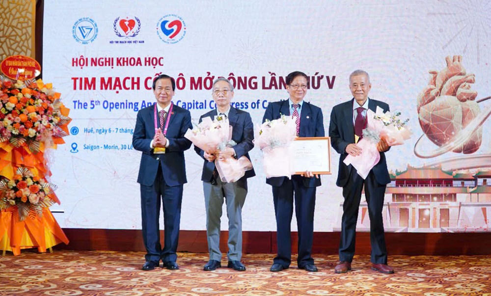 GS.TS Nguyễn L&acirc;n Việt trao tặng Giấy khen của Hội Tim mạch Việt Nam cho Hội Tim mạch TP Huế.