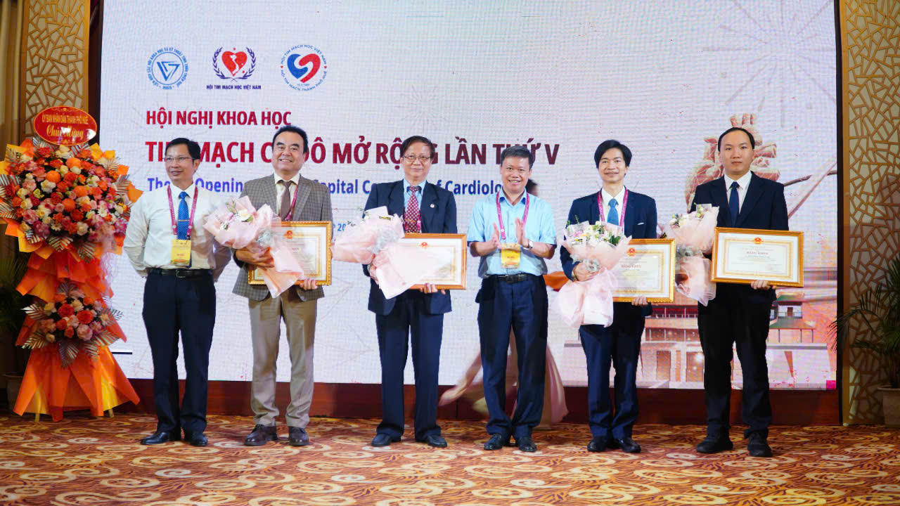 Đại diện TP Huế trao Bằng khen cho tập thể v&agrave; 3 c&aacute; nh&acirc;n c&oacute; th&agrave;nh t&iacute;ch xuất sắc của Hội Tim mạch th&agrave;nh phố.