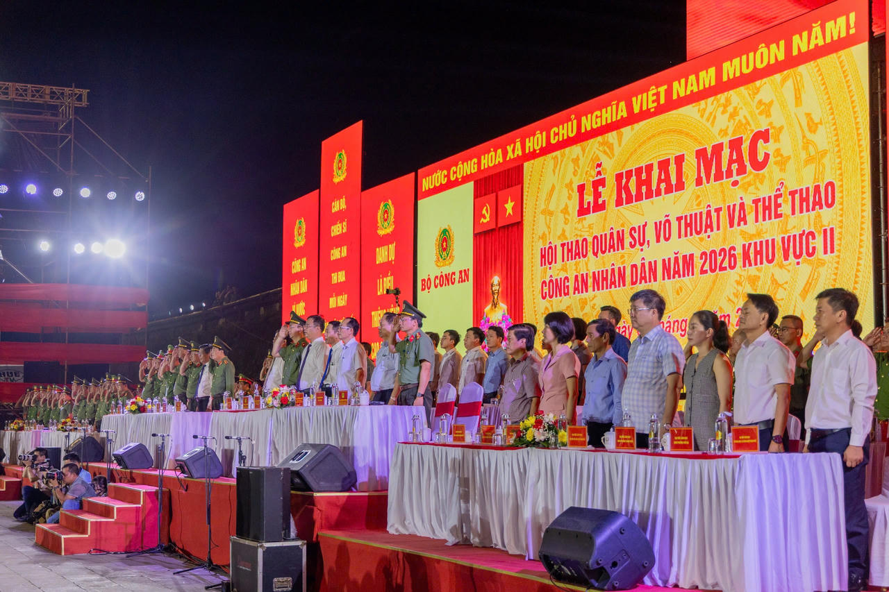 C&aacute;c đại biểu tham dự lễ khai mạc.