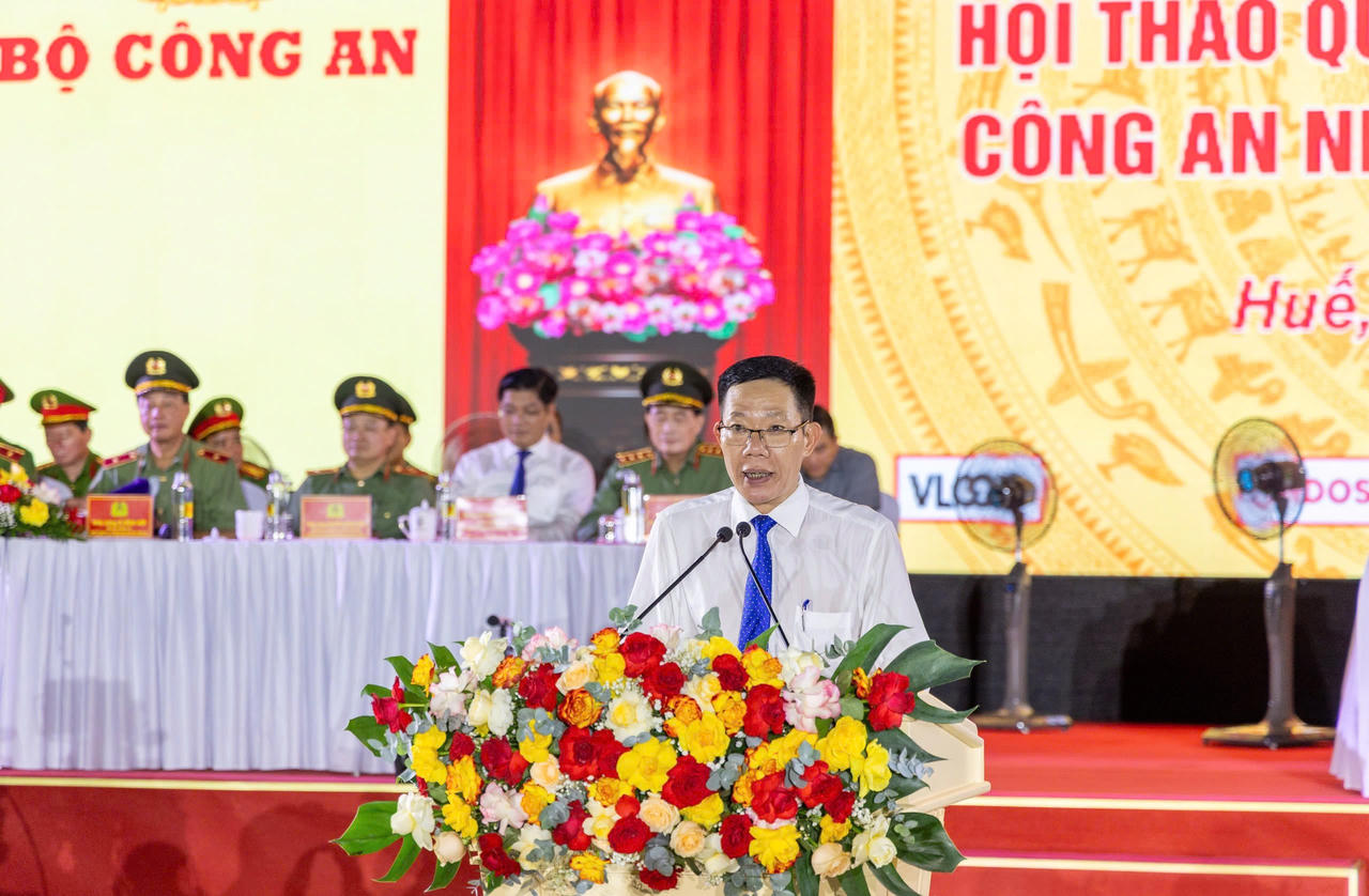 Ph&oacute; Chủ tịch UBND TP Huế H&agrave; Văn Tuấn ph&aacute;t biểu tại lễ khai mạc.
