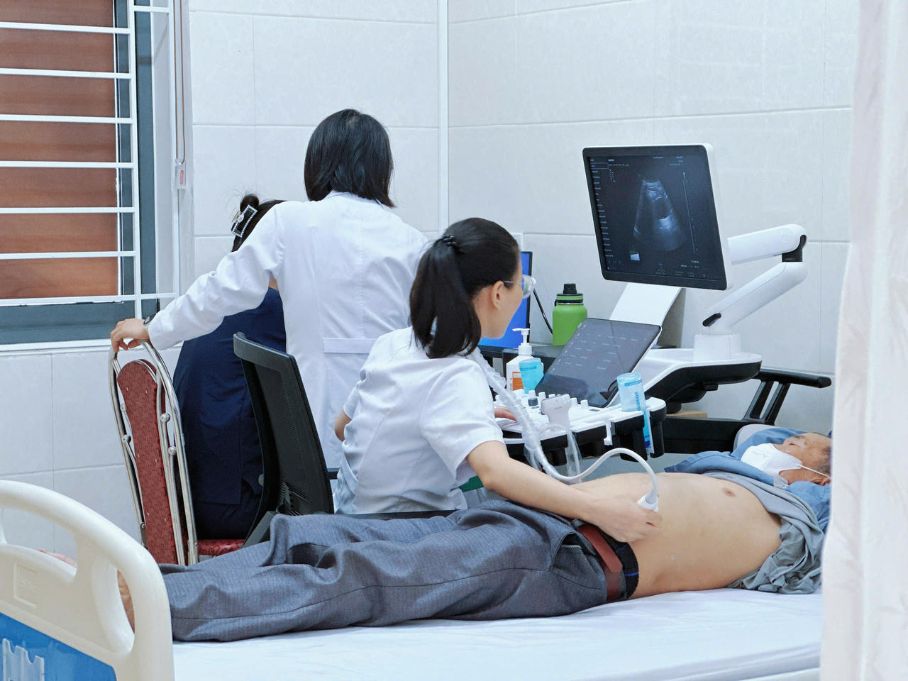 Bệnh viện Phổi Nghệ An kh&aacute;m sức khoẻ, s&agrave;ng lọc bệnh h&ocirc; hấp miễn ph&iacute; cho gần 200 người cao tuổi