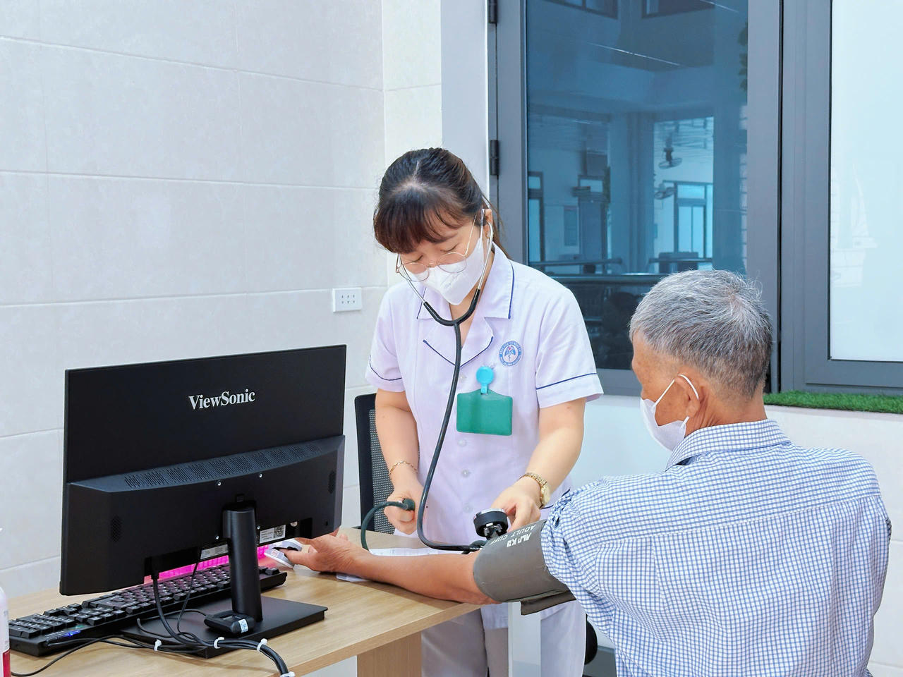 Bệnh viện Phổi Nghệ An khám sức khoẻ, sàng lọc bệnh hô hấp miễn phí cho gần 200 người cao tuổi