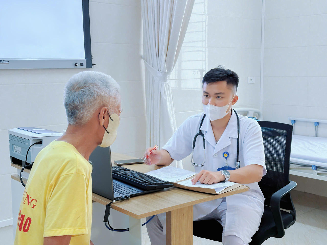 Bệnh viện Phổi Nghệ An kh&aacute;m sức khoẻ, s&agrave;ng lọc bệnh h&ocirc; hấp miễn ph&iacute; cho gần 200 người cao tuổi
