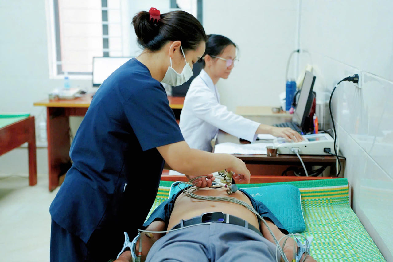 Bệnh viện Phổi Nghệ An khám sức khoẻ, sàng lọc bệnh hô hấp miễn phí cho gần 200 người cao tuổi