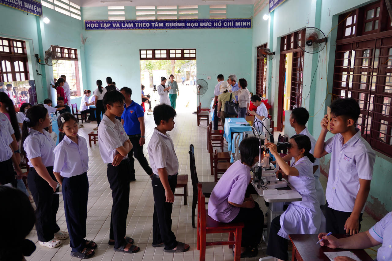 Kh&aacute;m sức khỏe, tư vấn v&agrave; cấp ph&aacute;t thuốc miễn ph&iacute; cho 300 trẻ em v&agrave; 200 người d&acirc;n thuộc gia đ&igrave;nh ch&iacute;nh s&aacute;ch, hộ ngh&egrave;o trong khu&ocirc;n khổ hoạt động của chương tr&igrave;nh.