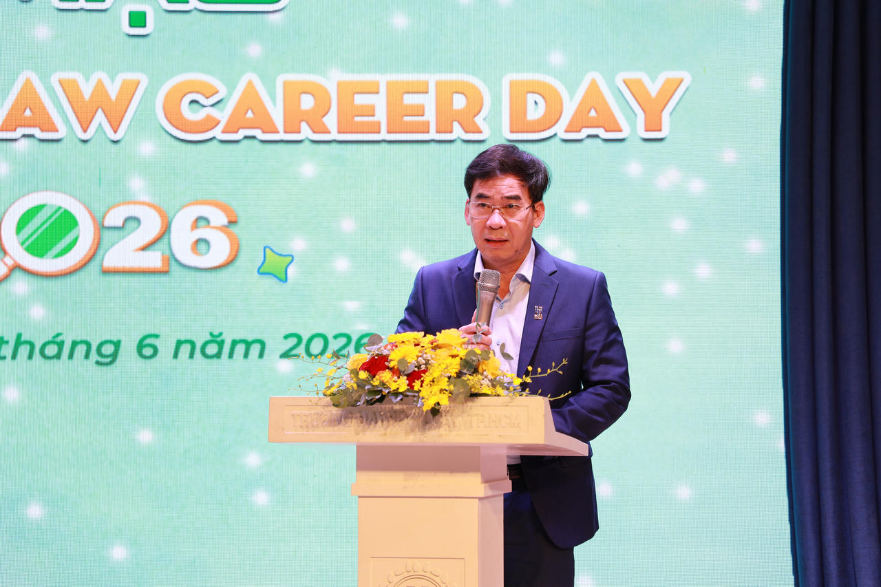 TS. L&ecirc; Trường Sơn - Hiệu trưởng ULAW ph&aacute;t biểu khai mạc