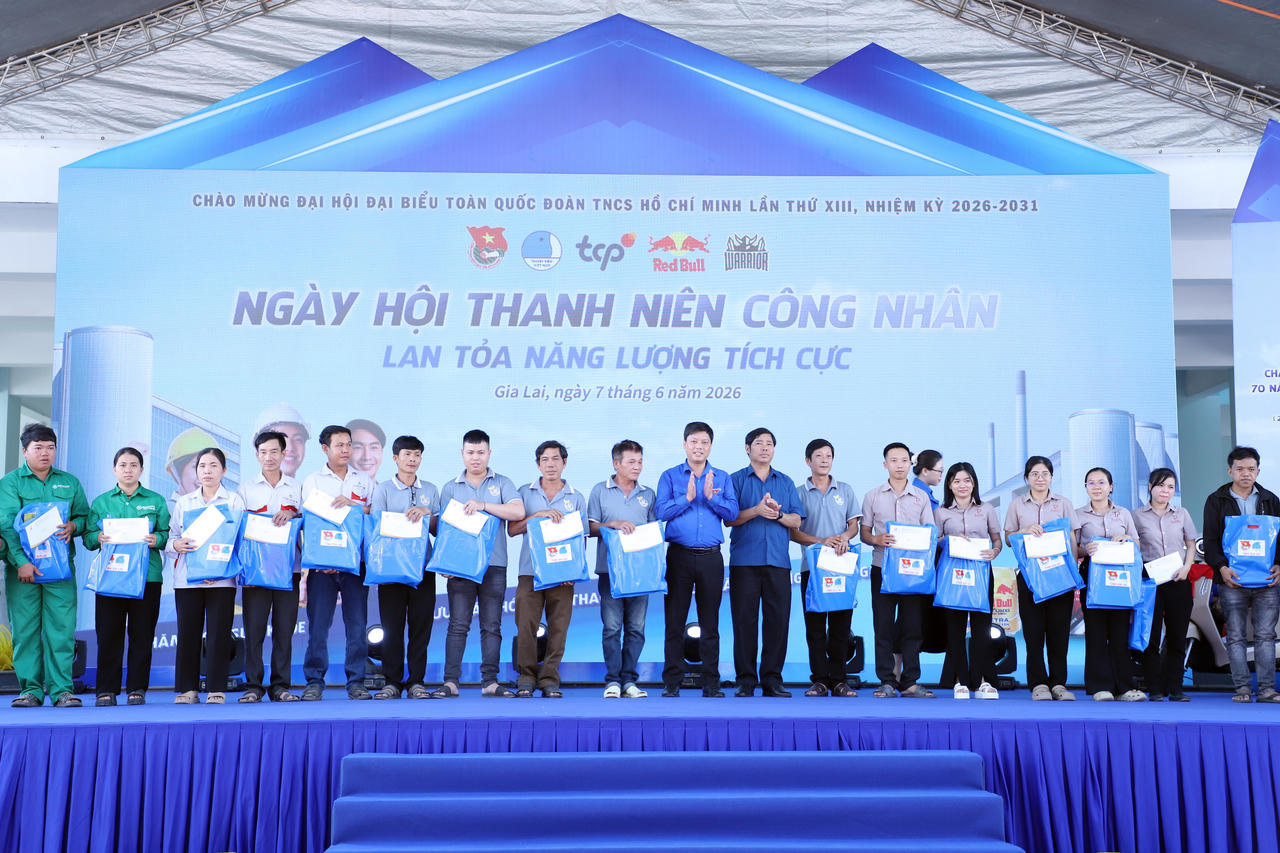 Nhiều m&oacute;n qu&agrave; &yacute; nghĩa đ&atilde; trao tặng cho c&ocirc;ng nh&acirc;n (Ảnh: Đức Hải)
